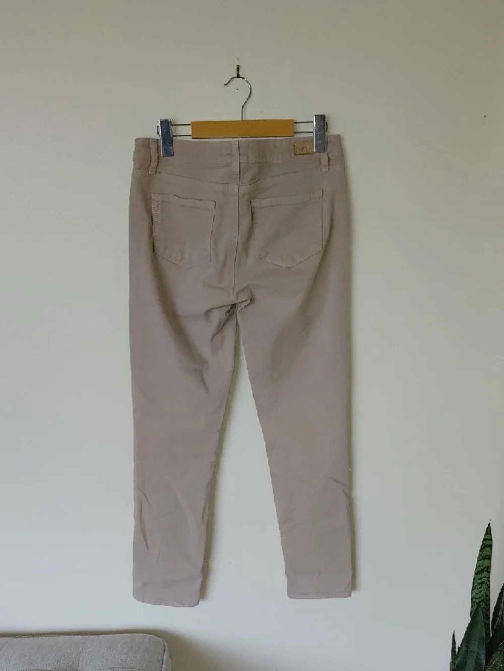 🔴 PAIGE Women's Skinny Jeans in Light Beige - Picture 5 of 8